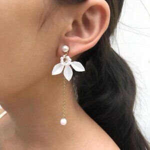White flower drop earrings N944